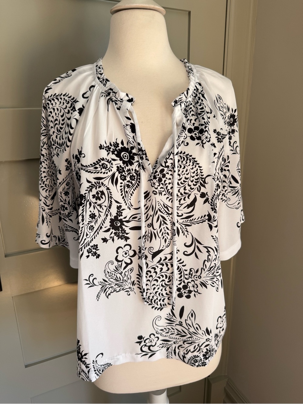 LOFT petite small Women’s White and Black Paisley Tie-Neck Blouse